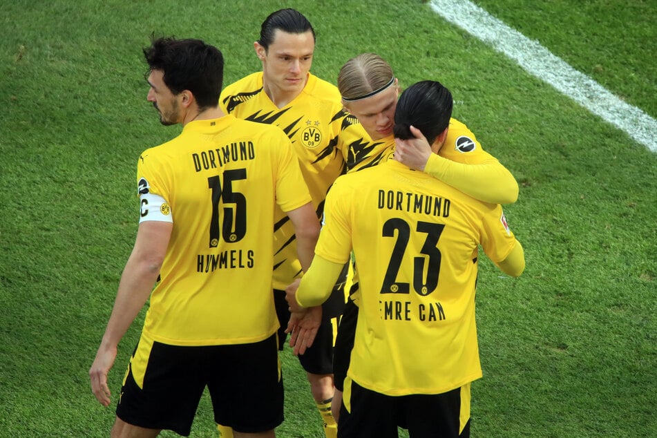 Mats Hummels (32, l.) ist mit dabei. Emre Can (27, r.) und Nico Schulz (28, M) bleiben hingegen in Dortmund.