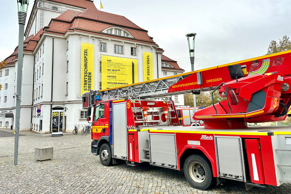 Mitsamt Drehleiterfahrzeug positionierte sich die Dresdner Feuerwehr am Postplatz.