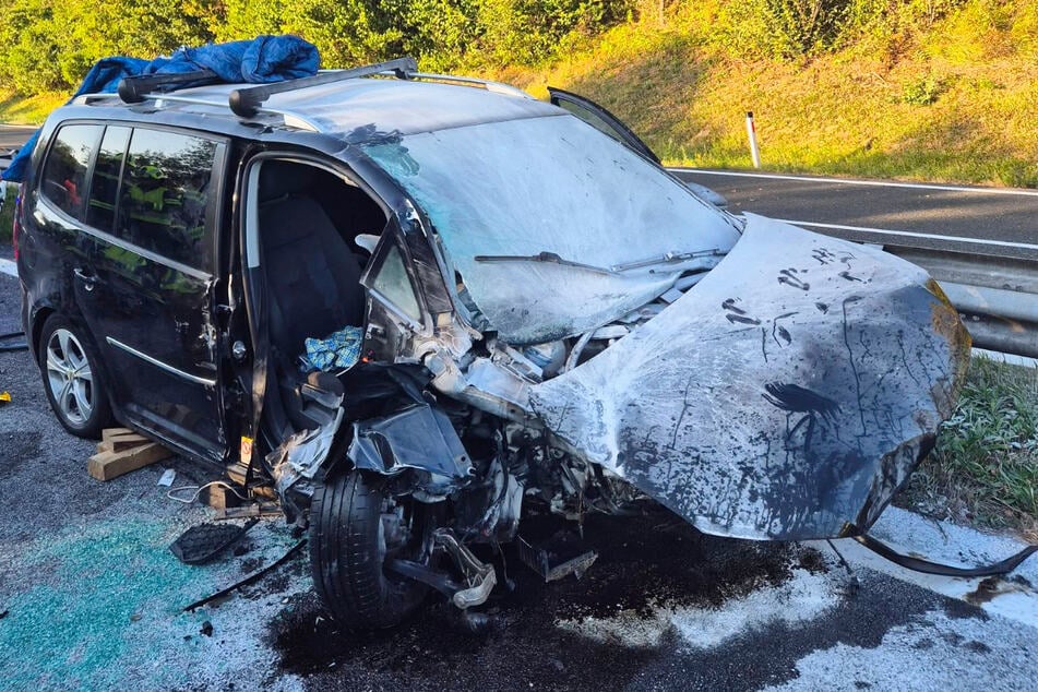 Der Minivan ist völlig zerstört worden.