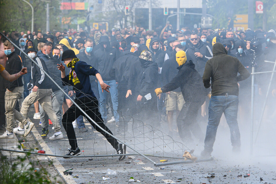 Around the third division game between Dynamo Dresden and Türkgücü Munich there were serious riots with the police on Sunday.