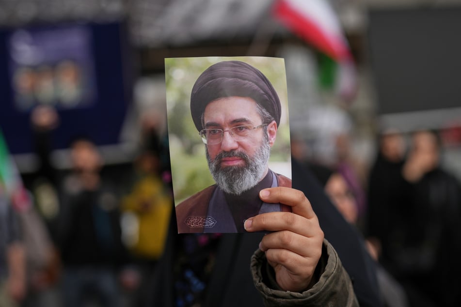 Nein, das ist nicht der echte Modschtaba Chamenei (56). Ein Demonstrant hielt das Konterfei des obersten iranischen Führers in eine Kamera.