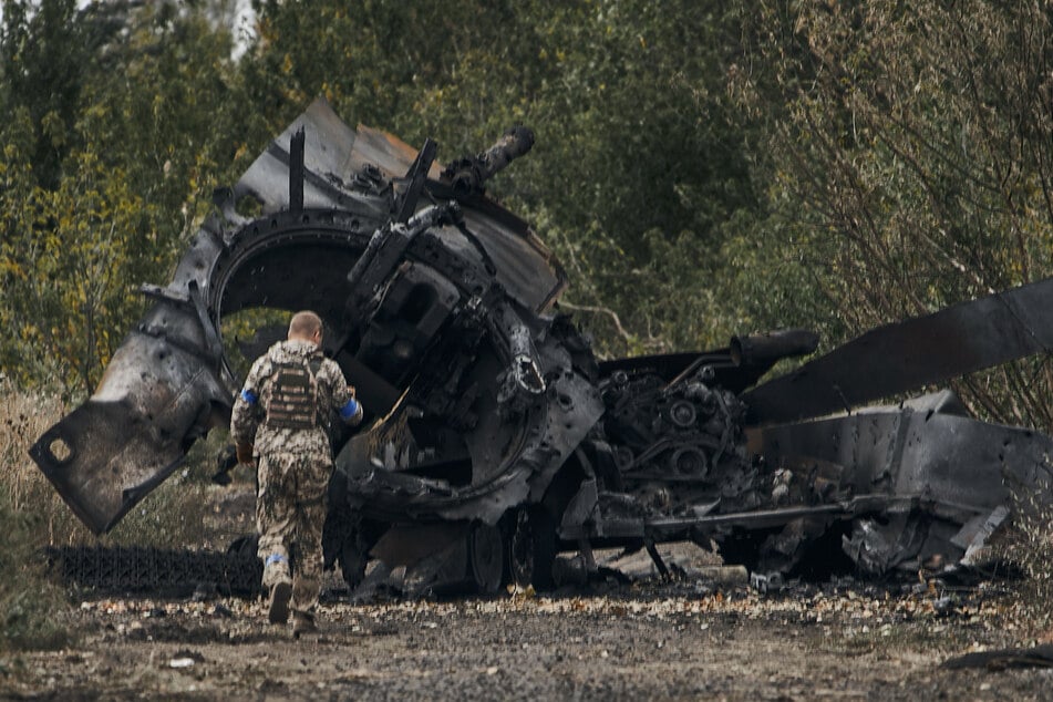 Ein ukrainischer Soldat geht an einem russischen Panzer vorbei, der bei einem Gefecht in einem gerade befreiten Gebiet auf der Straße nach Balakliia in der Region Charkiw beschädigt wurde.