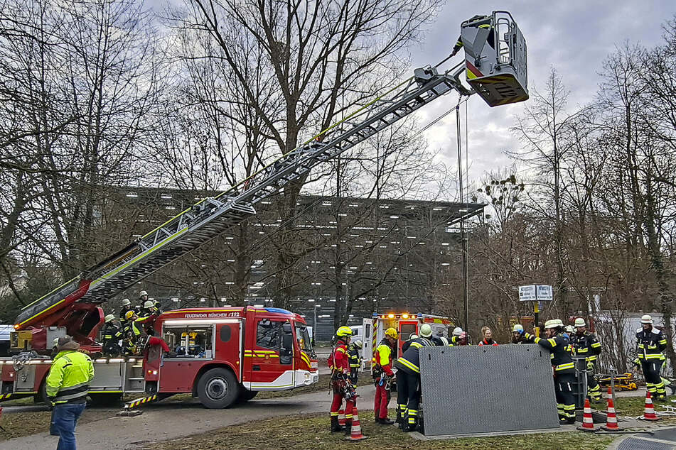 An einem Flaschenzug konnte eine Trage in die Tiefe hinabgelassen werden.