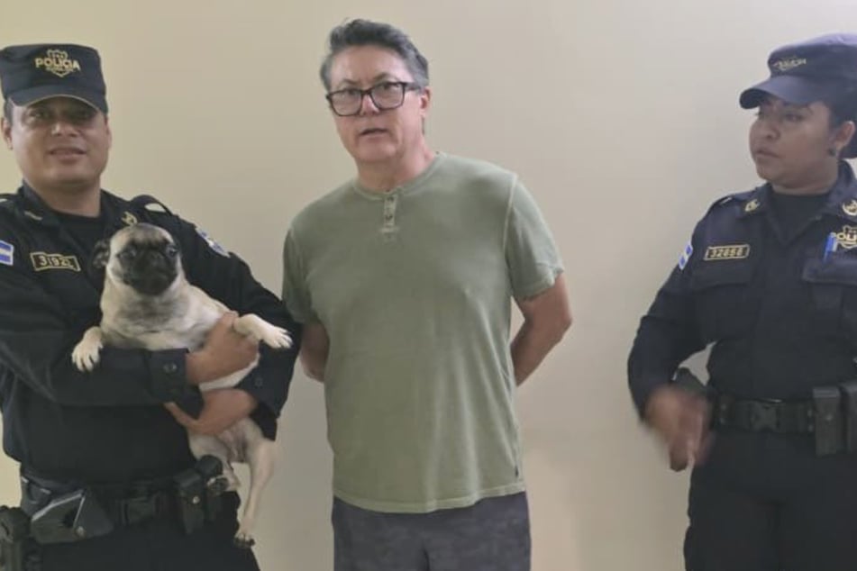 Nach der Verbreitung des Videos reagierten die Behörden. Gemeinsam mit Mitarbeitern der Stadtverwaltung rückten Polizisten an, um den Hund zu retten.