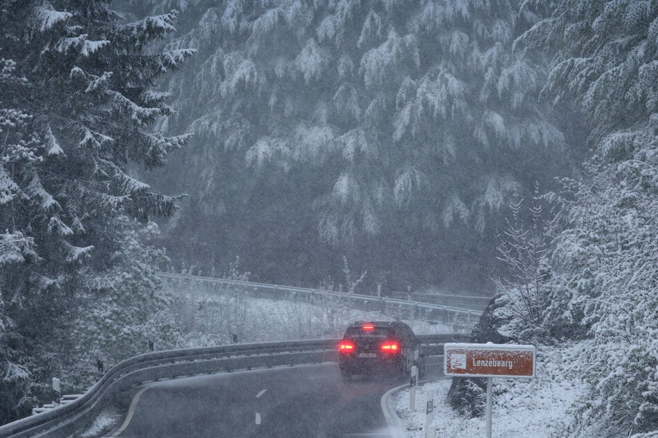 Es kam zu Unfällen aufgrund der schneebedeckten Fahrbahn. (Symbolfoto)