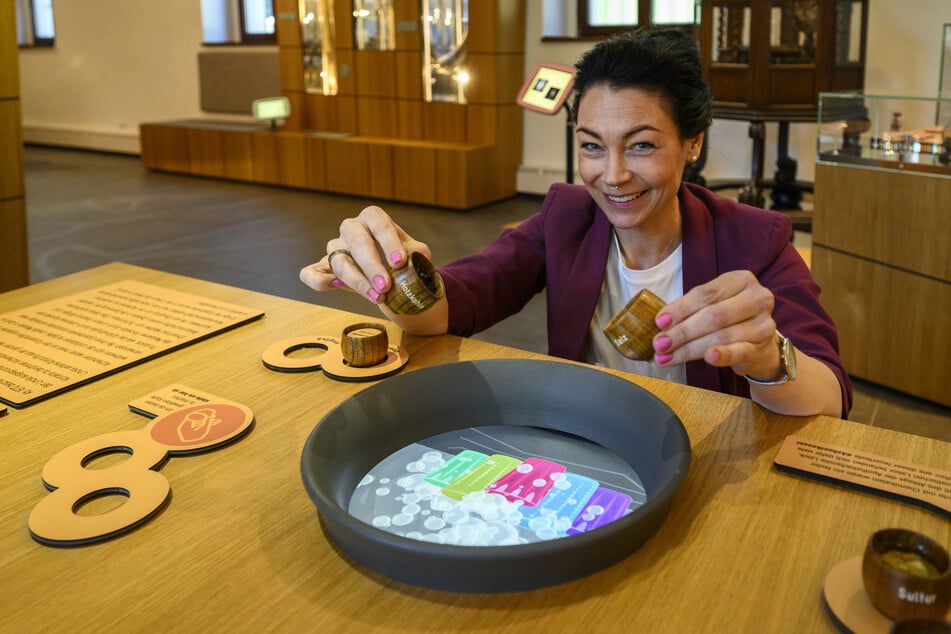 OPTIK Das Museum bietet auch interaktive Elemente. Caroline Hummitzsch (40) vom Sachgebiet Tourismus Waldenburg erklärt dabei, wie Soda entsteht.