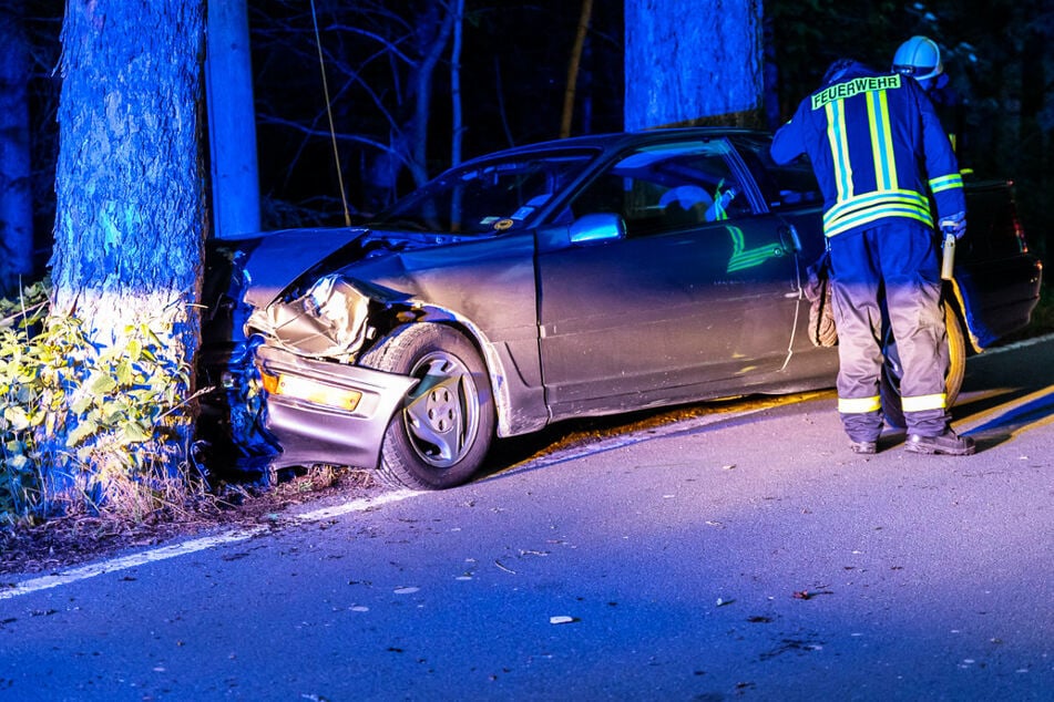 Der Ford Probe wurde im Frontbereich stark demoliert. Es entstand ein Sachschaden in Höhe von 5000 Euro.