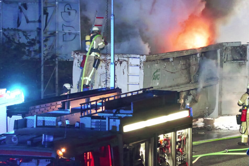 Bislang ist unklar, warum der Anhänger plötzlich Feuer gefangen hat.