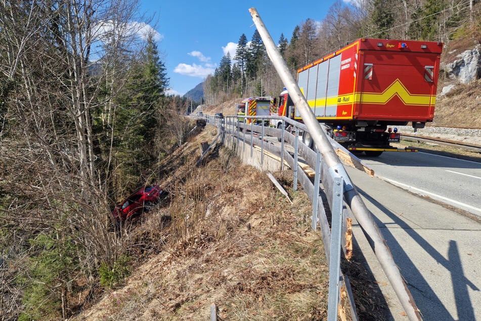 Die Bundesstraße zwischen Grainau und Griesen blieb während der Bergung des Autos gesperrt.