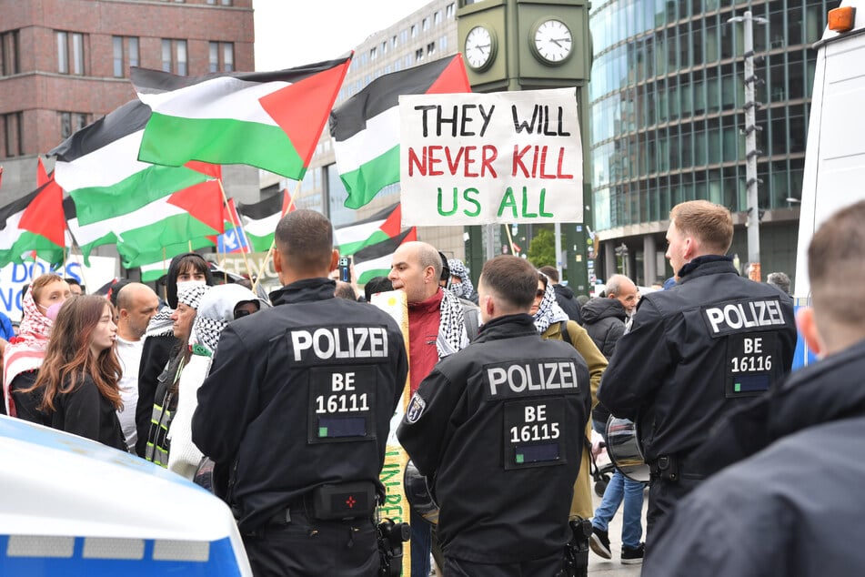 Auf dem Potsdamer Platz versammelten sich mehrere Hundert propalästinensische Demonstranten.