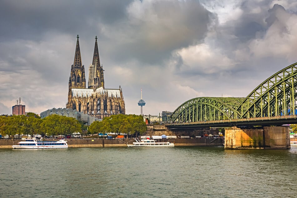 Blick auf den Kölner Dom und Hohenzollernbrücke. Auch in Köln drohen Gewitter.