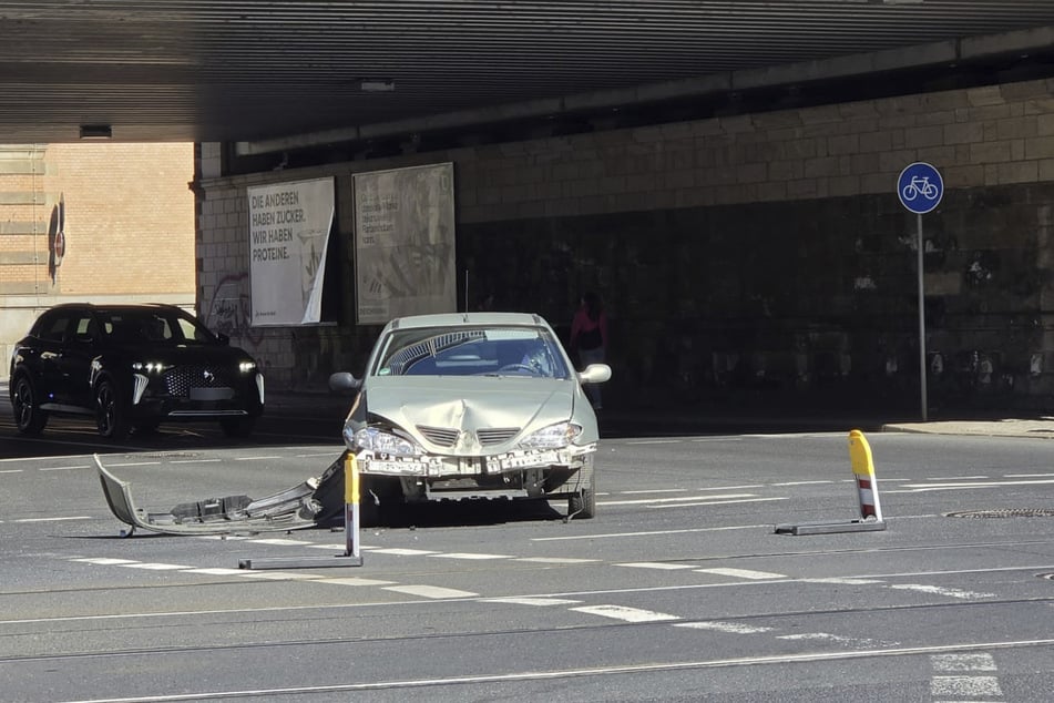 Der vordere Bereich des Renault ist stark verbeult.