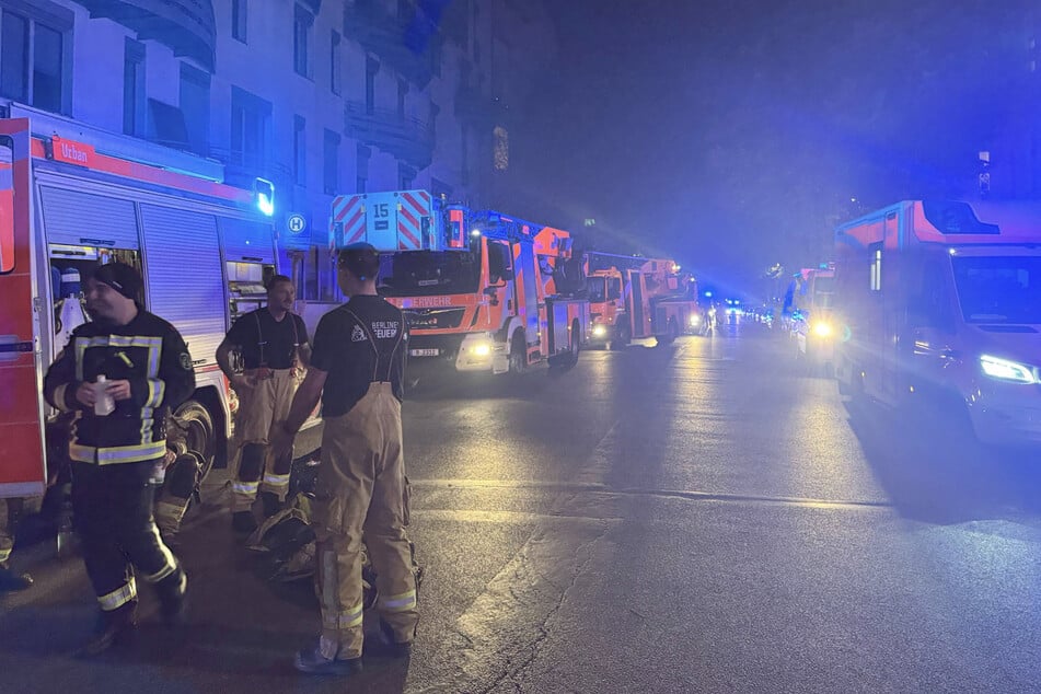 Die Feuerwehrleute mussten mehrere Personen in Sicherheit bringen.