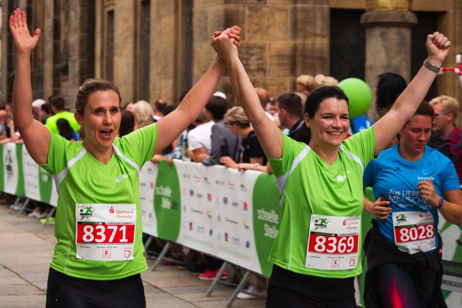 Gemeinsam mit seinen Kollegen durchs Ziel laufen – das ist das Schönste am Firmenlauf Chemnitz.