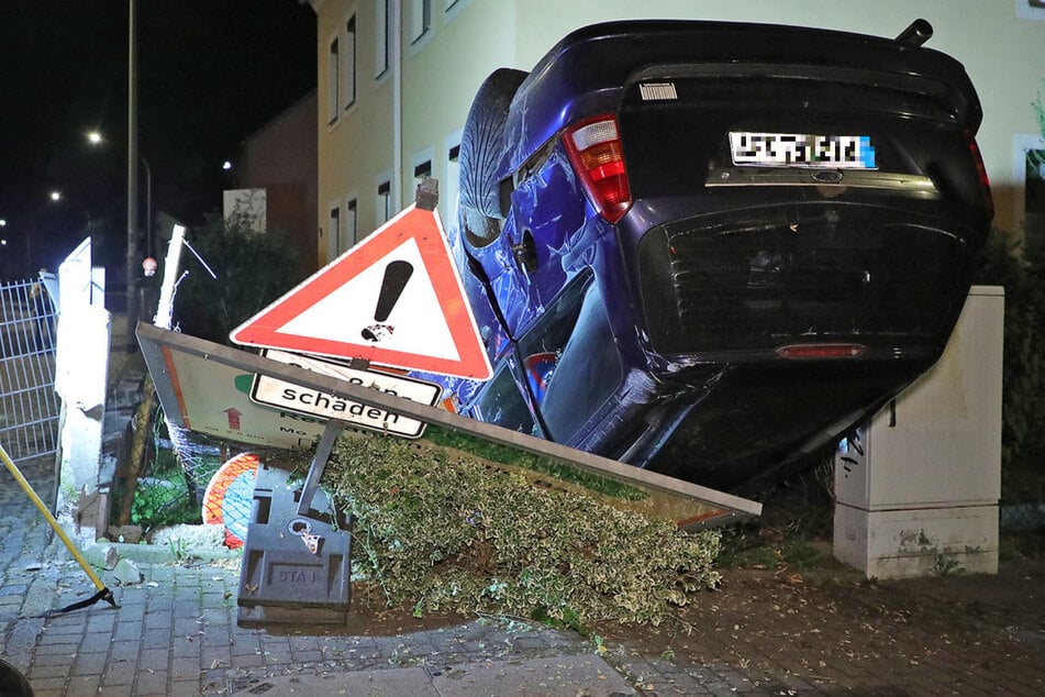 Ford brettert in Dresdner Vorgarten und überschlägt sich