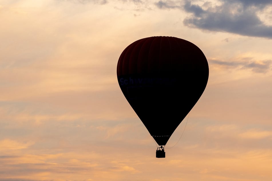 Tragödie in Australien: Mann stürzt aus Heißluftballon in den Tod!