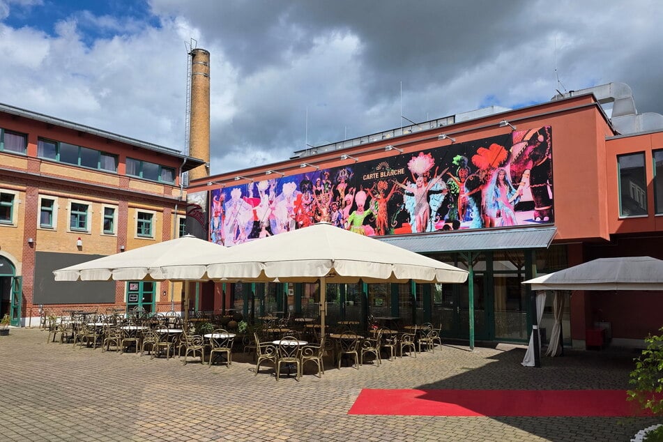 Die Gäste des Travestie-Theaters "Carte Blanche" können sich schon jetzt auf das unterhaltsame Weihnachtsprogramm freuen.