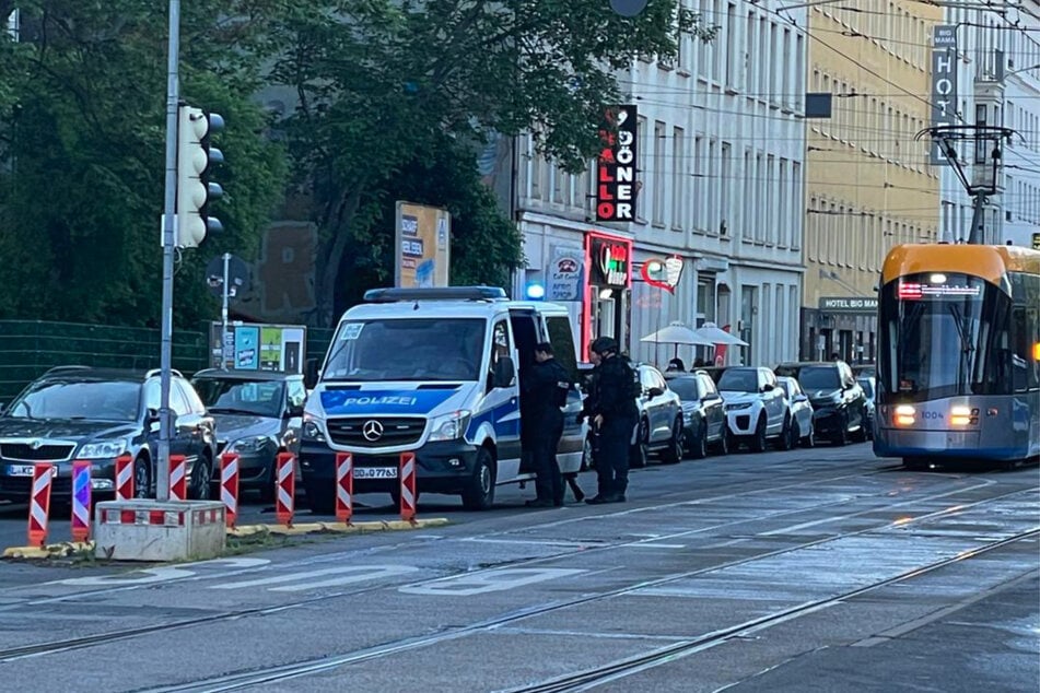 Schwer bewaffnete Polizisten sind aktuell in der Nähe des Leipziger Hauptbahnhofes im Einsatz.