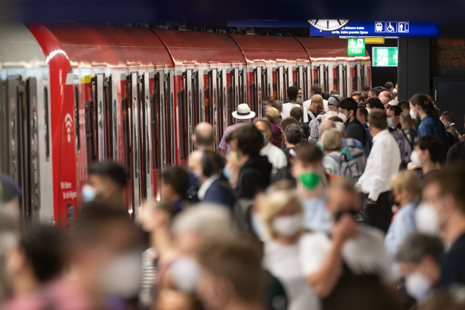 Überfüllte Züge, Chaos, Hunde-Haken: Verkauf von 9-Euro-Ticket startet Montag