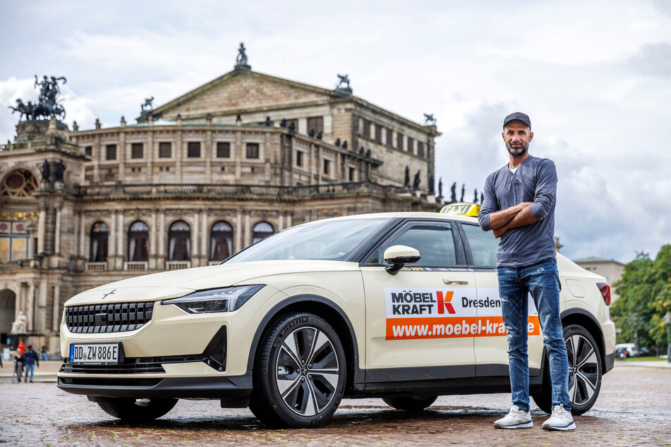 Arbeitet bei André Zwerschke (45) im Familienbetrieb: Taxifahrer Mohammed Seed Albida (45) fährt mit seinem batteriebetriebenen Volvo XC40 Polestar regelmäßig Gäste durch Dresden.