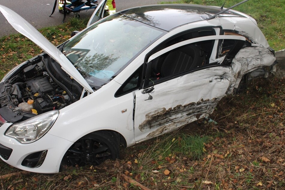 Der weiße Opel wurde stark beschädigt. Der 65-jährige Fahrer wurde leicht verletzt.