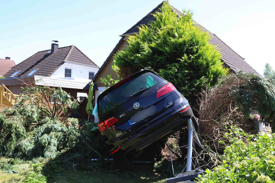 Das Auto verkeilte sich und musste von der Feuerwehr freigeschnitten werden.