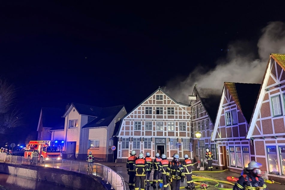 140 Feuerwehrleute waren am Freitagabend bei dem Brand im Einsatz.