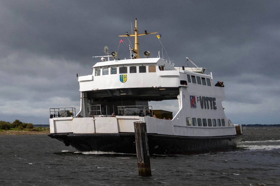 Normalerweise verkehrt die Fähre "Vitte" mehrmals täglich zwischen Hiddensee und Rügen. (Archivfoto)