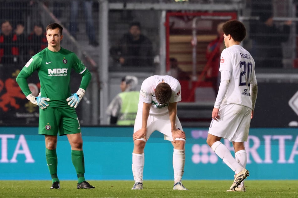 Deprimierte Gesichter nach der 1:3-Niederlage der Veilchen in Wiesbaden.