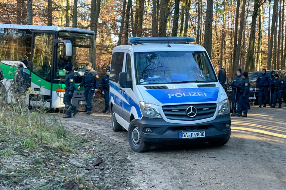 Die Suche geht weiter: Den dritten Tag in Folge durchkämmen Polizeibeamte das Waldstück, in dem ein Knochen der Vermissten gefunden wurde.