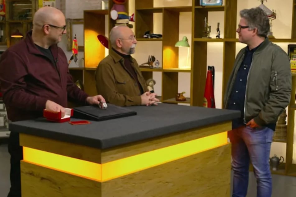 Christian Pennekamp (r.) aus Reken spricht mit "Bares für Rares"-Moderator Horst Lichter (63) und Sven Deutschmanek (48, l.) über sein Verkaufsobjekt.