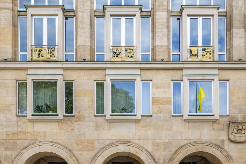 Direkt unterhalb der Fenster des großen Sitzungsaals (mit goldenen Wappenreliefs) haben die Fraktionen ihre Arbeitsplätze.