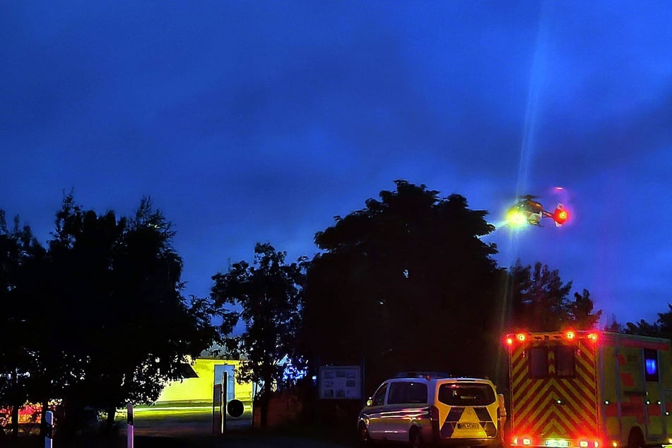 Aufgrund seiner schweren Verletzungen brachte ein Rettungshubschrauber den Mann in ein Krankenhaus nach Berlin.