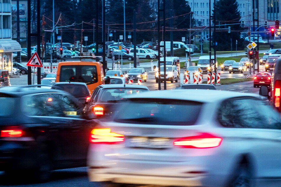 Reger Verkehr auf der Bahnhofstraße: 2020 rollten trotz weniger Einwohnern mehr Autos durch Chemnitz.