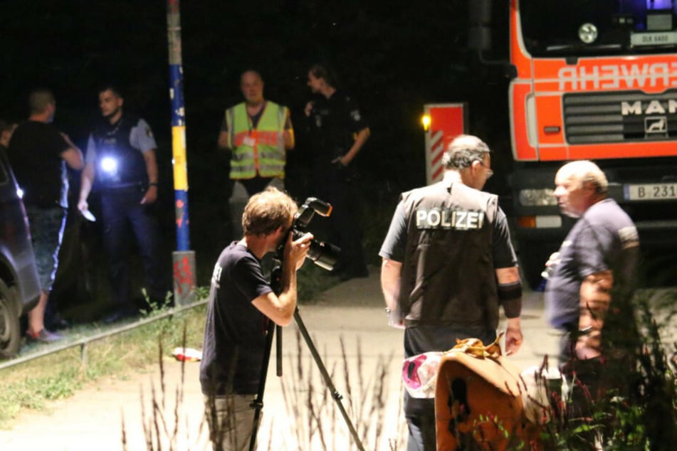 Polizisten sichern Spuren.
