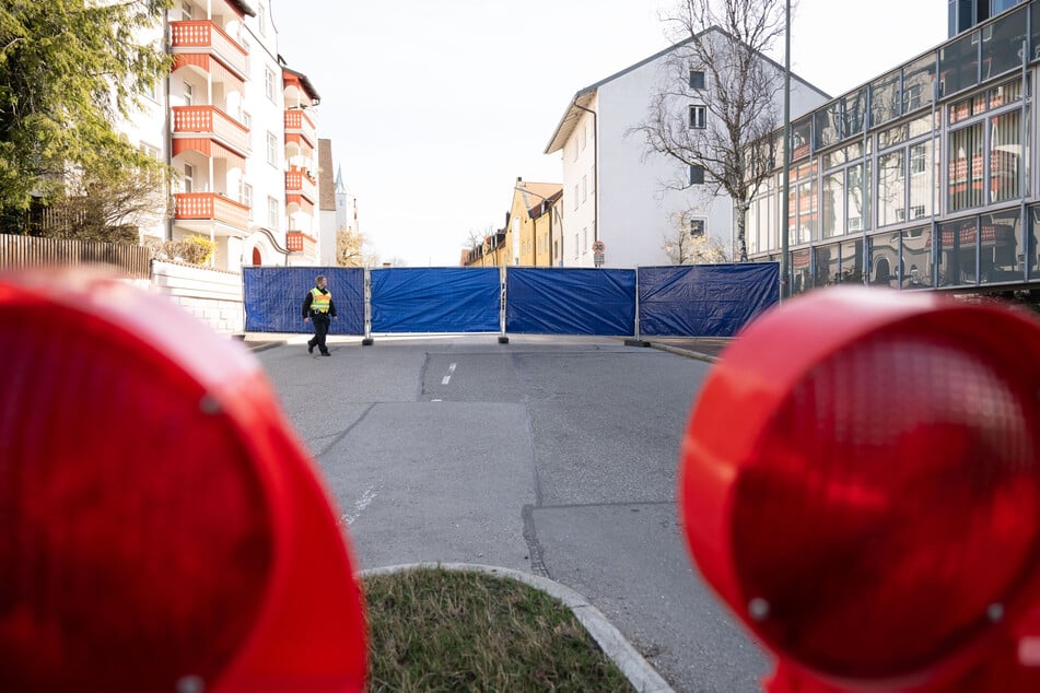 Ein Sichtschutz wurde im März 2024 am Fundort der Leiche in Freising errichtet.