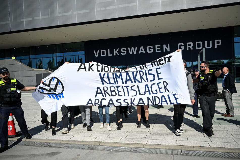 Die Volkswagen-Hauptversammlung in Berlin war in diesem Jahr von zahlreichen Protesten begleitet.
