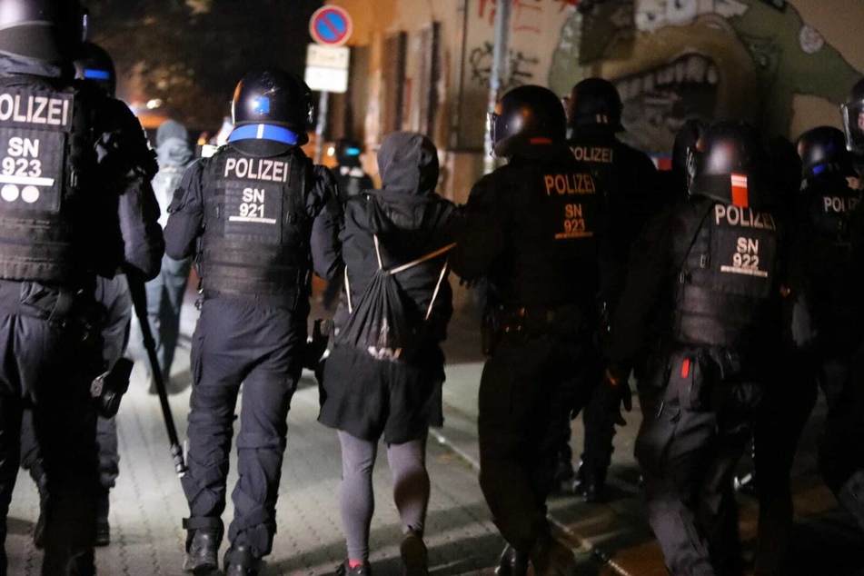 Es wurden bereits mehrere Menschen in Gewahrsam genommen.