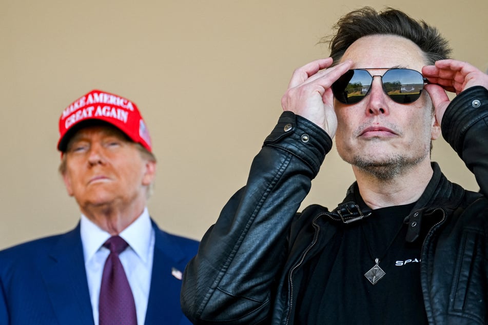 Billionaire Elon Musk (r.) has been tapped to lead the new Department of Government Efficiency during the second administration of Donald Trump.