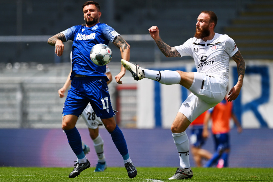 Einst Mannschaftskollegen bei Hertha BSC, nun Gegner: St. Paulis Marvin Knoll (r.) und KSC-Angreifer Marco Djuricin.