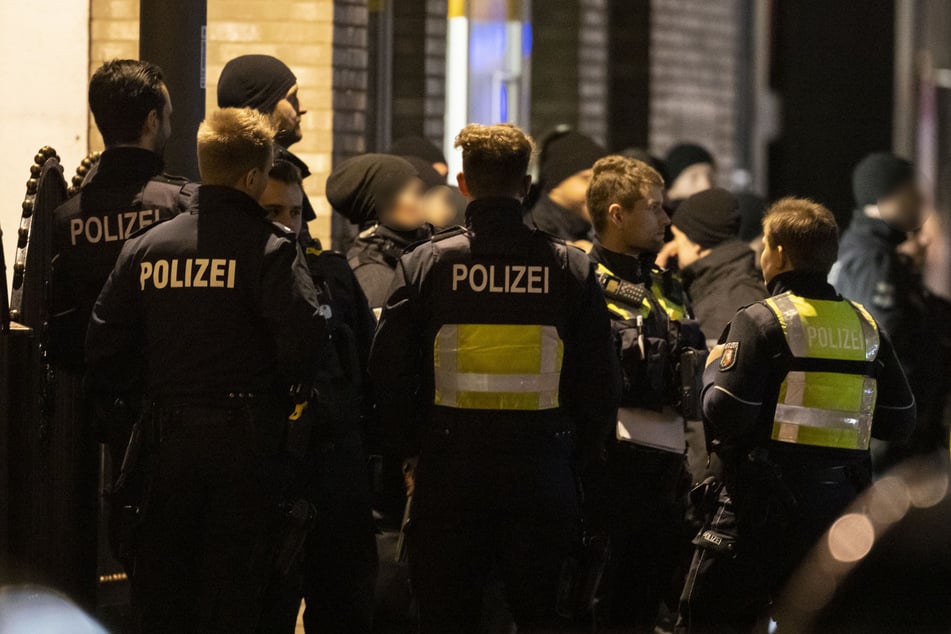 Auf einem Straßenfest in Köln ist es am Sonntag zu einer Schlägerei gekommen - die Polizei rückte mit einem Großaufgebot an. (Archivbild)