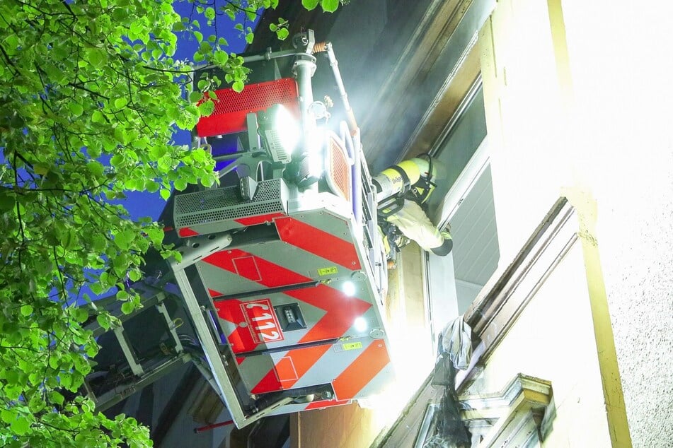 Mit einer Drehleiter verschaffte die Feuerwehr sich Zugang zu der brennenden Wohnung.