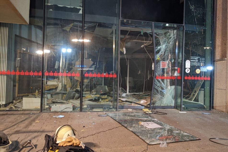 Der Vorraum der Sparkassen-Filiale in Mechernich wurde bei der Explosion stark beschädigt.