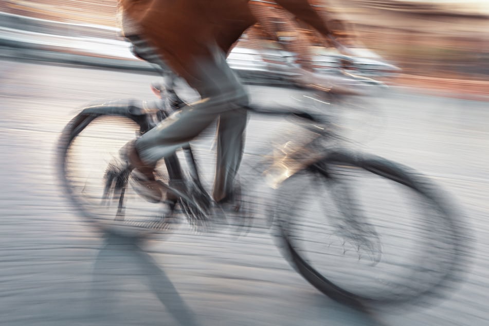 13-Jähriger rast mit Rad gegen Baum: Schwere Kopfverletzung führt zum Tod