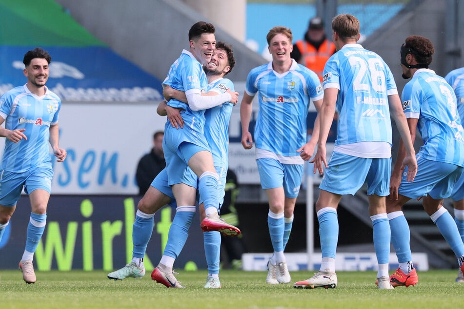 Großer Jubel nach dem himmelblauen 1:0 durch Niclas Walther (2.v.l.).
