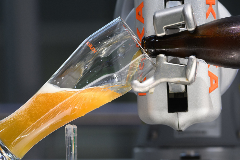 Ein Roboter schenkte auf dem Silicon Saxony Day 2023 ein Glas Hefeweizen Bier ein. Auf dem Branchentreffen standen aktuelle Technologien und Anwendungsfälle aus den Bereichen Autonome Systeme, Künstliche Intelligenz, Intelligente Digitale Systeme und Mikroelektronik im Fokus.