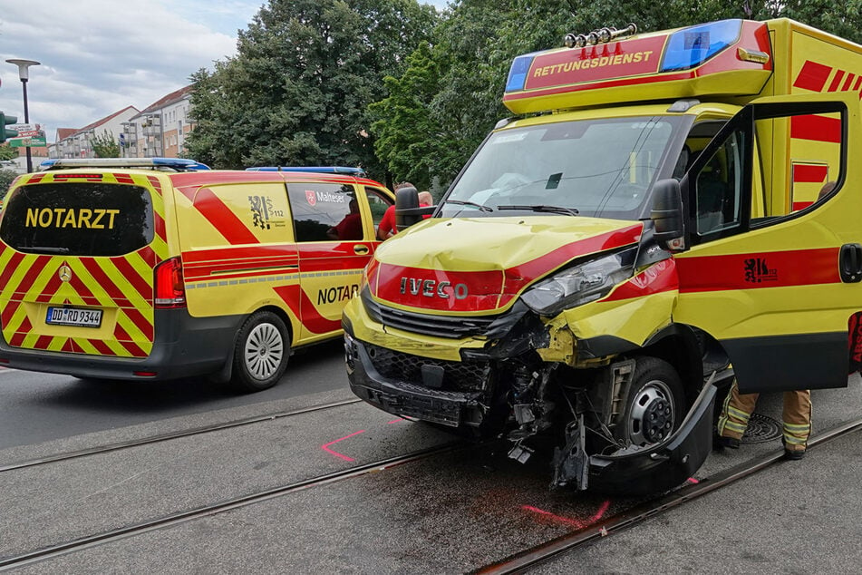 Rettungswagen kracht in Dresden mit Opel zusammen: Vollsperrung!