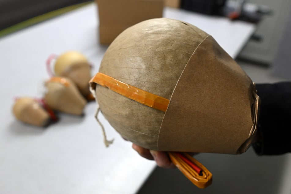 Solche Kugelbomben für professionelles Feuerwerk konfisziert die Polizei regelmäßig. Sie können schwere Verletzungen verursachen.