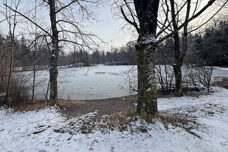 Etwa 20 Meter vom Ufer entfernt ist die 13-Jährige in den zugefrorenen Ausee eingebrochen.