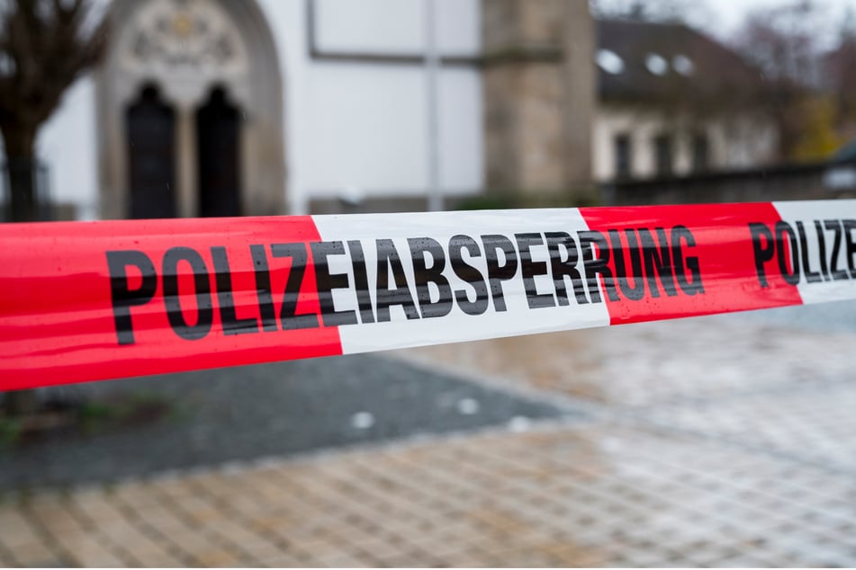 Die Straße zum Kinderheim ist nach dem Auffinden des toten Mädchens mit einem Absperrband der Polizei abgesperrt.